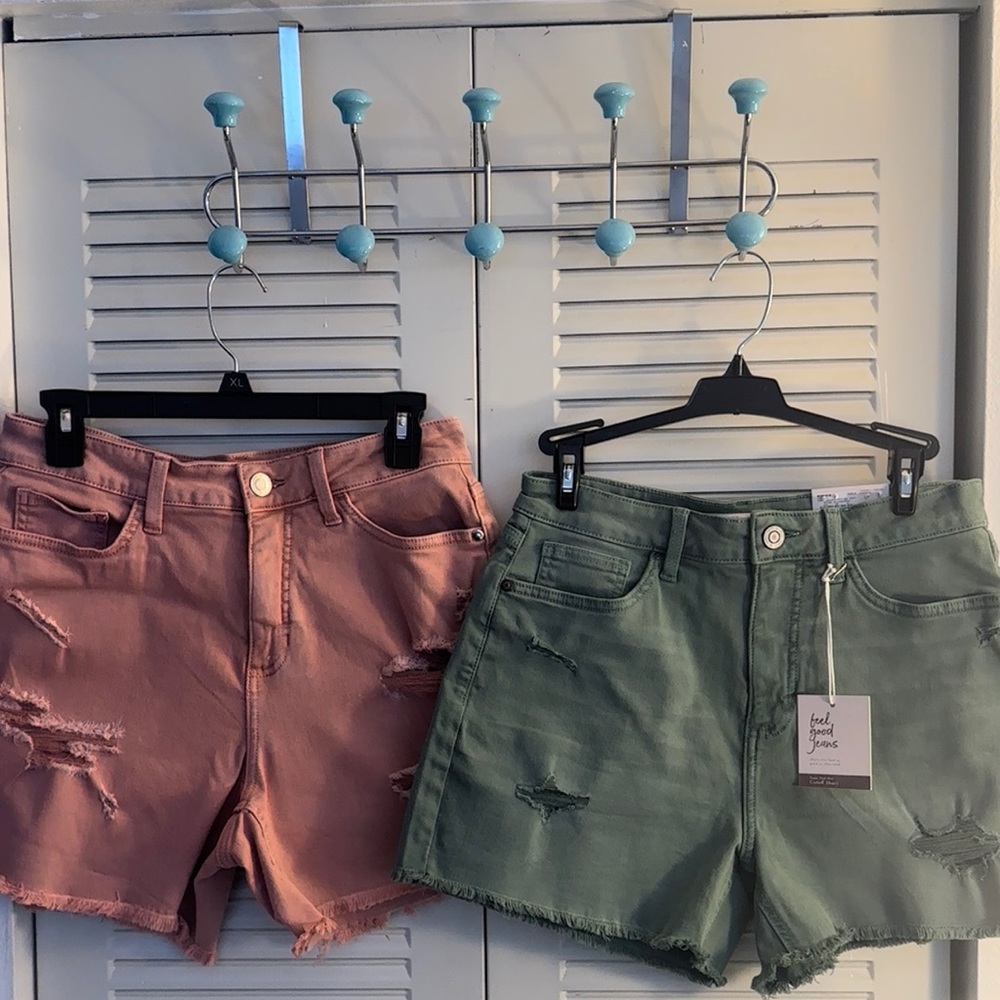 2-Shorts size 6.Please look at the pictures and video for better description!!❣️